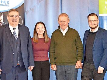 V.l. J&uuml;rgen Pfau (Bezirks-Vorsitzender/BFV-Vizepr&auml;sident), Heinrich Keller (Kreis-Schiedsrichterobmann Schweinfurt), Melanie Stumpf, Winfried Mahr, Moritz Meisel (Gruppen-Schiedsrichterobmann Ha&szlig;berge), Michael Walter (Bezirks-Schiedsrichterobmann).