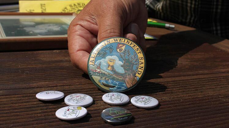 An den Buttons des Altmain-Weinfestes sieht man, wie sich das Logo verändert hat.