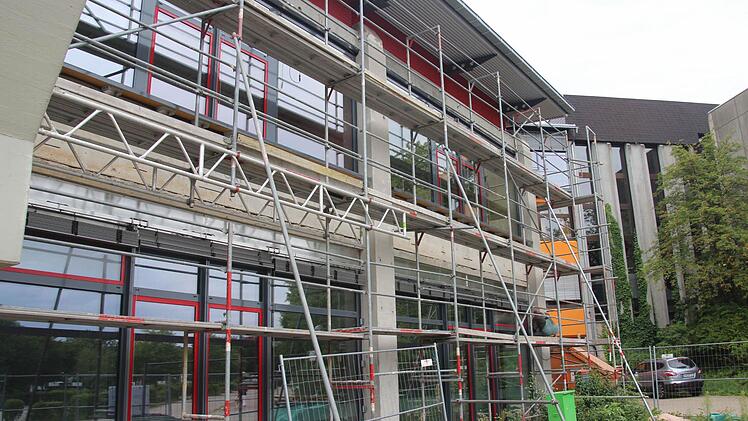 Die Kreisbibliothek ist noch eingerüstet.