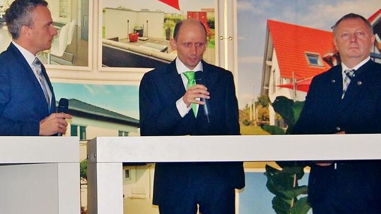 Ebenso diskutierten Firmenchef Michael Albert (Mitte), von Albert-Haus, und Landrat Thomas Bold (CSU) mit.