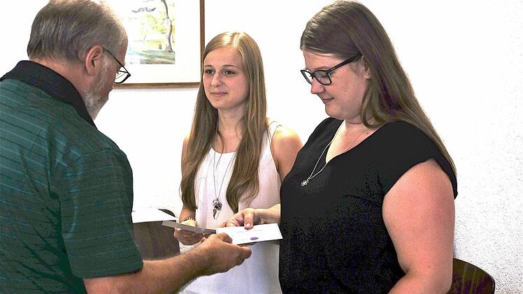 Bürgermeister August Weingart dankte den Sammlerinnen Michaela Hesselbach und Lisa Keller.  Foto: Gerd Schaar