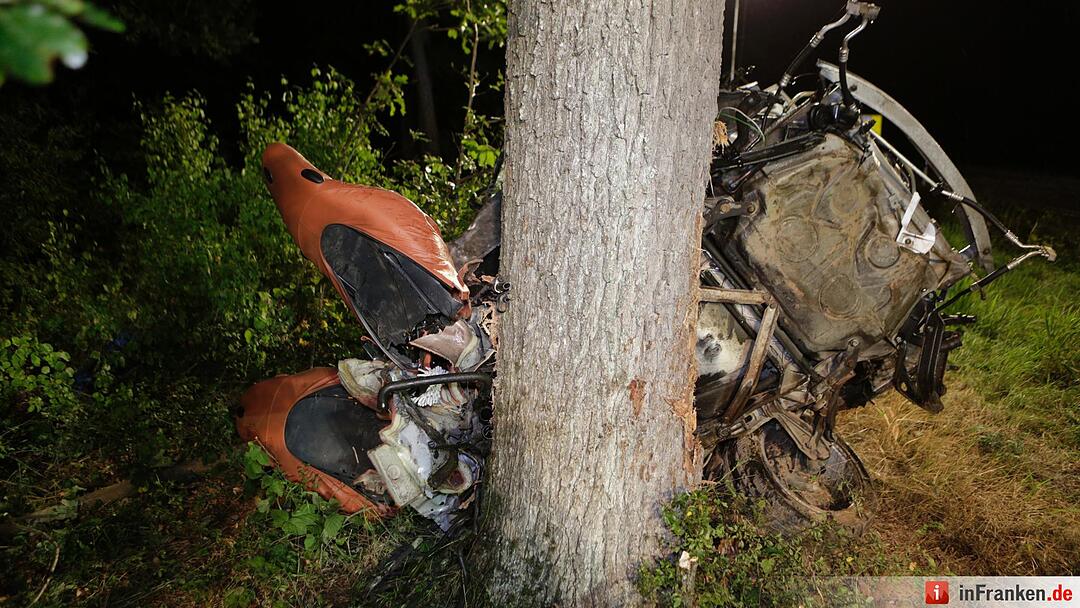 Porsche schleudert in Waldstueck und zerreisst in zwei Teile - Fahrer tot