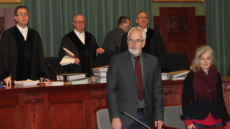 Die 1. Große Strafkammer - hinten, von links: die Richter Yves Döll, Michael Eckstein und Reinhard Schwarz - konnte den Chefarzt der Forensischen Psychiatrie am Bezirkskrankenhaus Bayreuth, Klaus Leipziger (Mitte), am Mittwoch gleich wieder entlassen, nachdem die Hauptbelastungszeugin nicht erschienen war. Vorne, rechts: Diplom-Psychologin Gabriele Drexler-Meyer aus Nürnberg, die mit einem Glaubwürdigkeitsgutachten beauftragt ist. Foto: Stephan Tiroch