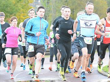 Start frei: Damit sich das Feld auseinander zieht, laufen alle Teilnehmer erst eine Runde um den Platz des Sportheims Wildflecken. Foto: ssp