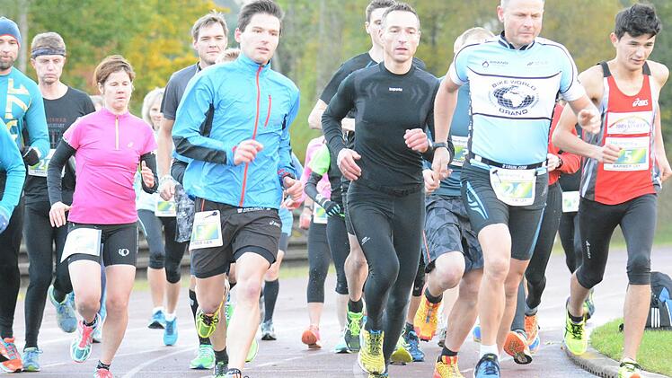 Start frei: Damit sich das Feld auseinander zieht, laufen alle Teilnehmer erst eine Runde um den Platz des Sportheims Wildflecken. Foto: ssp