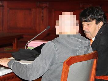 Der Brandstifter von Oberzettlitz bespricht sich im Prozess mit seinem Verteidiger, Rechtsanwalt Johannes Driendl. Jetzt hat sich der Mann in seiner Zelle erhängt. Foto: Stephan Tiroch