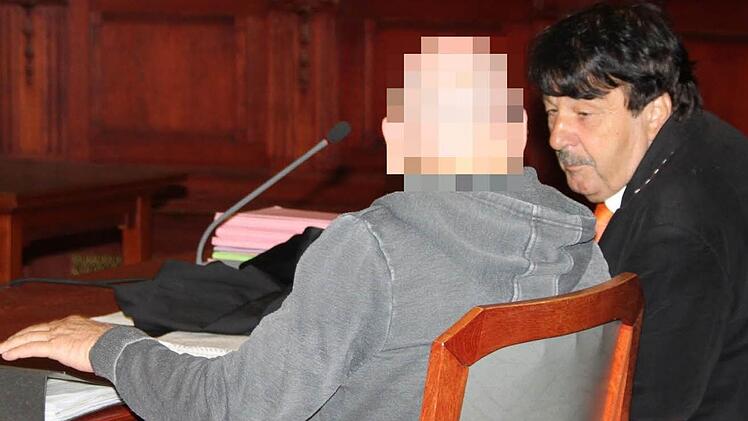 Der Brandstifter von Oberzettlitz bespricht sich im Prozess mit seinem Verteidiger, Rechtsanwalt Johannes Driendl. Jetzt hat sich der Mann in seiner Zelle erhängt. Foto: Stephan Tiroch