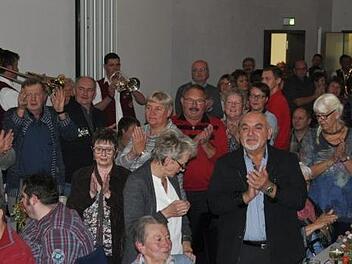 Mit böhmisch-mährischer Blasmusik wartete die Blasmusik Kraisdorf im Pfarrsaal Pfarrweisach auf und sorgte drei Stunden lang für Stimmung. So sah es am Ende im Saal aus: Die Musikanten mischen sich unter die Gäste - und die hielt es nicht mehr auf den Stühlen. Sie klatschten rhythmisch beim "Böhmischen Traum" mit.Simon Albrecht