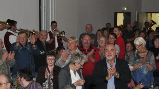 Mit böhmisch-mährischer Blasmusik wartete die Blasmusik Kraisdorf im Pfarrsaal Pfarrweisach auf und sorgte drei Stunden lang für Stimmung. So sah es am Ende im Saal aus: Die Musikanten mischen sich unter die Gäste - und die hielt es nicht mehr auf den Stühlen. Sie klatschten rhythmisch beim "Böhmischen Traum" mit.Simon Albrecht