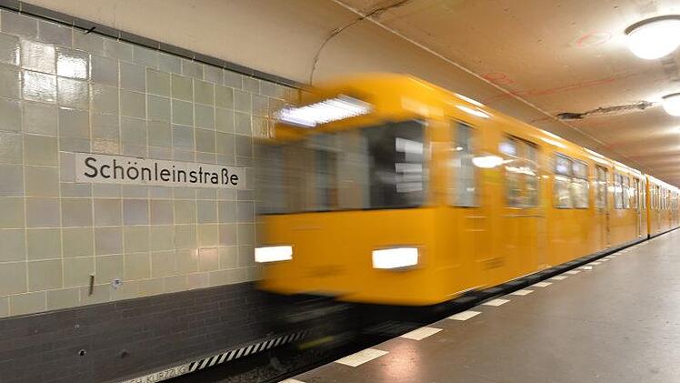 Aufgrund starker Rauchentwicklung ist am Dienstagmorgen in Nürnberg der U-Bahnverkehr zwischen Hauptbahnhof und Bauernfeindstraße eingestellt worden. . Symbolbild: Paul Zinken/dpa
