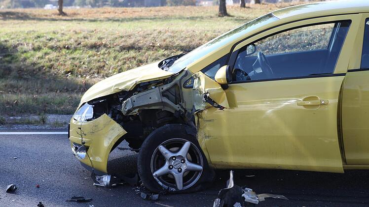 Drei Menschen wurden bei dem Unfall verletzt. Foto: NEWS5 / Haag