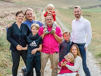 Die ganze Familie Kunath-Zeh (von links nach rechts): Annett (42), Linus (19), Marius (12), Michael (49), Quentin (3), Laurin (9), Madita (5), Vanessa (21) und deren Freund Martin (28). Foto: K&R Fotografie