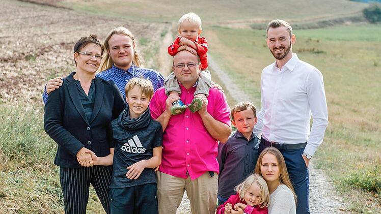 Die ganze Familie Kunath-Zeh (von links nach rechts): Annett (42), Linus (19), Marius (12), Michael (49), Quentin (3), Laurin (9), Madita (5), Vanessa (21) und deren Freund Martin (28). Foto: K&R Fotografie