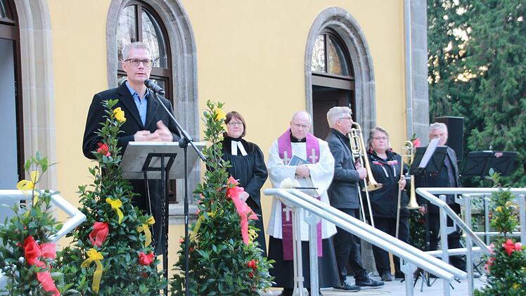 Oberb&uuml;rgermeister Uwe Kirschstein (links) bezeichnete das Kolumbarium als eine neue Form der Bestattungskultur. Musikalisch begleitet wurde die Er&ouml;ffnung vom Posaunenchor St. Johannis. Foto: Mirjam Stumpf