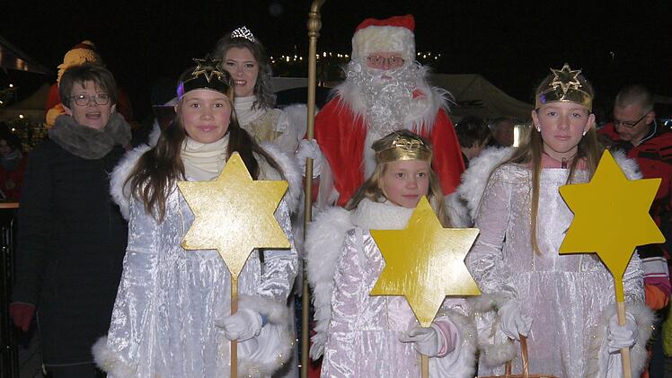 Mit Musik und dem Einzug von Christkind, Nikolaus und den Engeln ist der Neustadter Weihnachtsmarkt er&ouml;ffnet worden. - Foto: Berthold K&ouml;hler