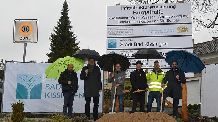 Johannes Hahn (überwachender Architekt), Stadtrat Steffen Hörtler, Lukas Müller von Müller Bau Großenbrach, OB Kay Blankenburg, Dennie Back Stadt Bad Kissingen und Jan Voll der Leiter des Bauamtes der Stadt Bad Kissingen beim offiziellen Spatenstich zur Erneuerung der Burgstraße in Reiterswiesen.
