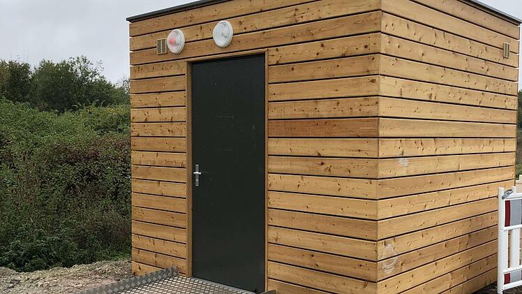 Unter der Holzverkleidung verbirgt sich die WC-Anlage am Goldbergsee. Foto: Louay Yassin