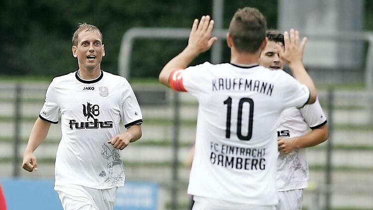 Der Bamberger Torschütze Marco Hillemeier (l.) nimmt gleich die Glückwünsche von Mannschaftskapitän Benjamin Kauffmann entgegen. Fotos: sportpress