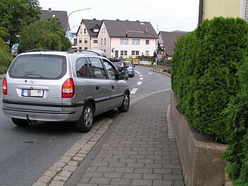 Viele Autofahrer wählen in Reuth die Abkürzung über den Gehsteig, um an wartenden Autos vorbei auf die Abbiegespur zu kommen.  Foto: Amon