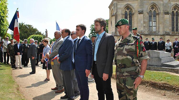 Mottens Bürgermeister Jochen Vogel (Zweiter von rechts) bei der "D-Day"-Zeremie in Ranville. Foto: Caroline Morcel
