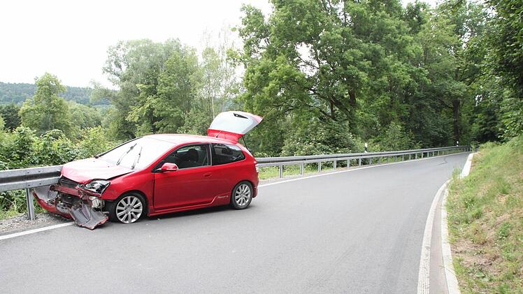 Das Auto prallte gegen die Leitplanke. Foto: Jürgen Gärtner