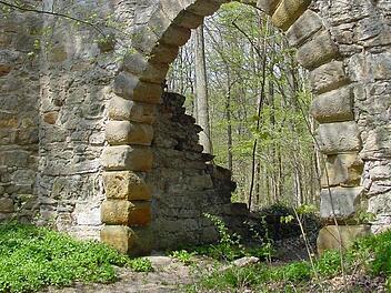 Diese künstlich angelegte Ruine stellt den Eingang des Landschaftsgartens dar.  Foto: Gerhard Schmidt