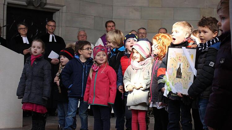 Die Kinder der Kita St. Augustin hatten ein Lied und ein Gedicht einstudiert und ein Bild für den Erzbischof mitgebracht. Foto: Ulrike Nauer