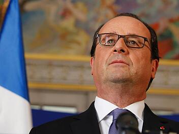 Ganz schön teuer: Für 10.000 Euro im Monat lässt sich der französische Präsident François Hollande von seinem privaten Figaro die Haare schön machen. Foto: Eric Gaillard/epa