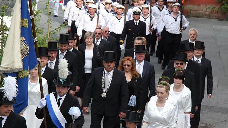 Kalender Mai 2011: Die Kompanie im Jahr 2011 auf dem Weg zur Kirche.  Foto: privat
