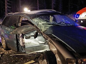 Auch am Skoda der Unfallverursacherin entstand ein Totalschaden. Foto: Feuerwehr Tettau