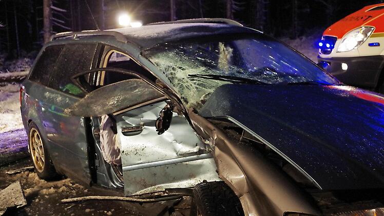 Auch am Skoda der Unfallverursacherin entstand ein Totalschaden. Foto: Feuerwehr Tettau