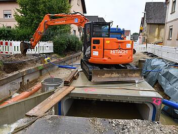 Arbeiten an dem verrohrten Pünzenbach in Straßgiech, deswegen ist der Ort nicht passierbar.Foto: Ronald Rinklef