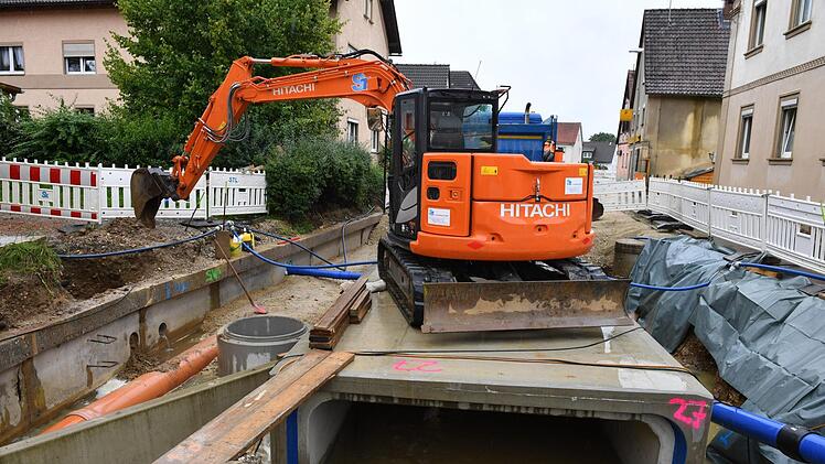Arbeiten an dem verrohrten Pünzenbach in Straßgiech, deswegen ist der Ort nicht passierbar.Foto: Ronald Rinklef