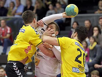 Derby tut weh: Diese nicht neue Erfahrung machte HSC-Kapitän Maximilian Schmitt (Mitte) in der Vorsaison im Spiel gegen den HSC 2000 Coburg II (links Nikola Franke, rechts Maximilian Drude).Anand Anders