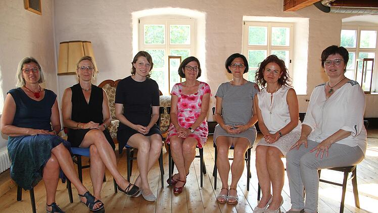 Über die Akademisierung der Hebammenausbildung diskutierten (von links) Astrid Giesen, Yvonne Bovermann, Emmi Zeulner, Nicola H. Bauer, Kathrin Reich, Anja Maier und Elisabeth Zipfel. Sonny Adam