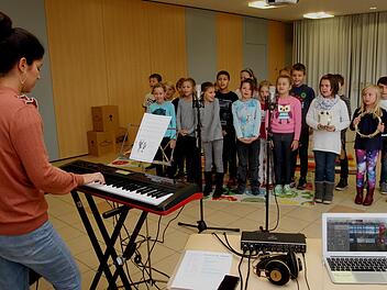 Die Klasse 3a singt mit der Musikpädagogin Nadja Lea Letzgus von den "Mini-Musikern". Foto: Günther Geiling