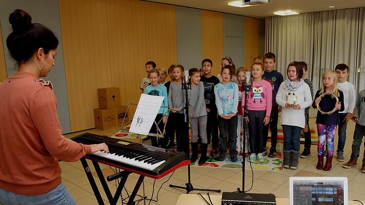 Die Klasse 3a singt mit der Musikpädagogin Nadja Lea Letzgus von den "Mini-Musikern". Foto: Günther Geiling