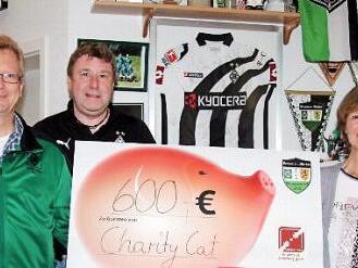 Ingrid Schegener freut sich über die Spende aus den Händen von Harald Noetzel und Stephan Weiland. Foto: Richard Sänger