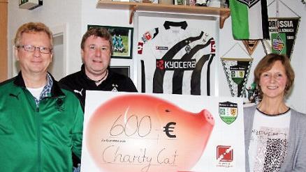 Ingrid Schegener freut sich über die Spende aus den Händen von Harald Noetzel und Stephan Weiland. Foto: Richard Sänger