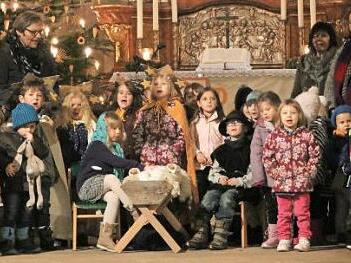 In Versen und Liedern schilderten die Pressecker Kindergartenkinder die Geburt Jesu. Foto: Klaus Klaschka