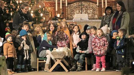 In Versen und Liedern schilderten die Pressecker Kindergartenkinder die Geburt Jesu. Foto: Klaus Klaschka