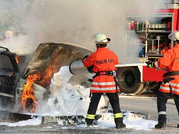 8500 Euro Schaden richtete ein Autobrand an einem VW in Unterfranken an. Symbolfoto: Matze/Adobe Stock