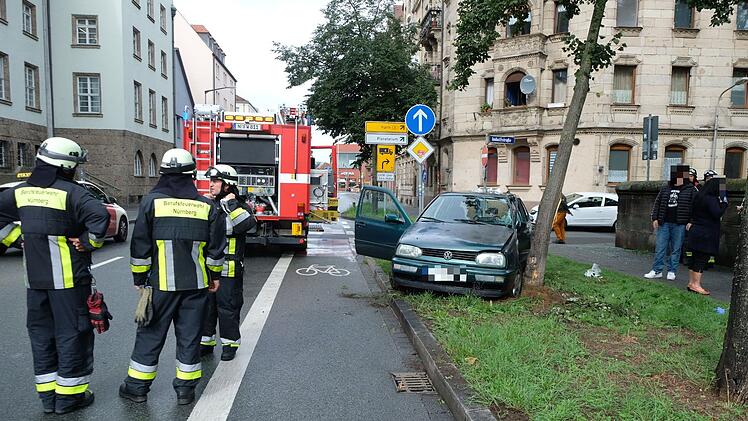 Nach Überholvorgang von Straße abgekommen und mit Baum kollidiert