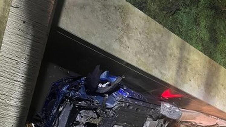 Auto stürzt von Brücke