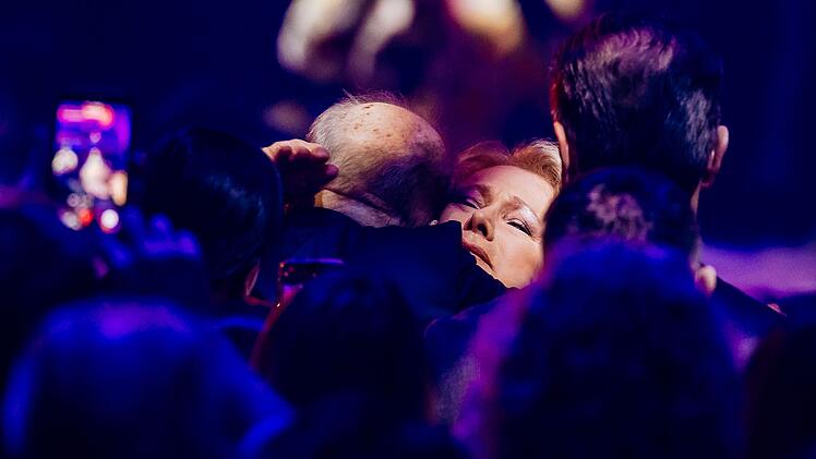 Große Gefühle: Nicole schließt Ralph Siegel in die Arme.