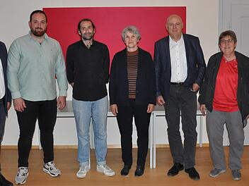 B&uuml;rgermeister Bergmann, Tim Helfrich, Benjamin Ancel, Angela Kriegsmann, Bernd Werner, Dritte B&uuml;rgermeisterin Ott und Zweiter B&uuml;rgermeister Giebfried (v. l.) nach der Vereidigung.