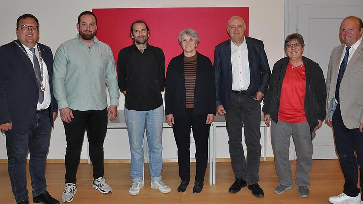 B&uuml;rgermeister Bergmann, Tim Helfrich, Benjamin Ancel, Angela Kriegsmann, Bernd Werner, Dritte B&uuml;rgermeisterin Ott und Zweiter B&uuml;rgermeister Giebfried (v. l.) nach der Vereidigung.