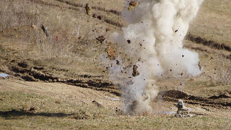 Eine Sprengsatz explodiert zu Demonstrationszwecken.  Foto: Arkadius Guzy