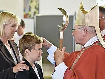 33 Mädchen und Buben aus den Pfarreien Königsberg, Unterhohenried, Prappach und Augsfeld wurden am Mittwoch in der Josefskirche in Königsberg durch Weihbischof Ulrich Boom in einem Gottesdienst gefirmt. Darunter war auch Alexander Heller aus Römershofen.  Foto: Gerold Snater
