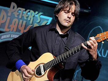 Am 10. Oktober kommt der kanadische Gitarren-Virtuose Ewan Dobson in das "TECnet Zentrum" nach Burkersdorf.  Foto: PR